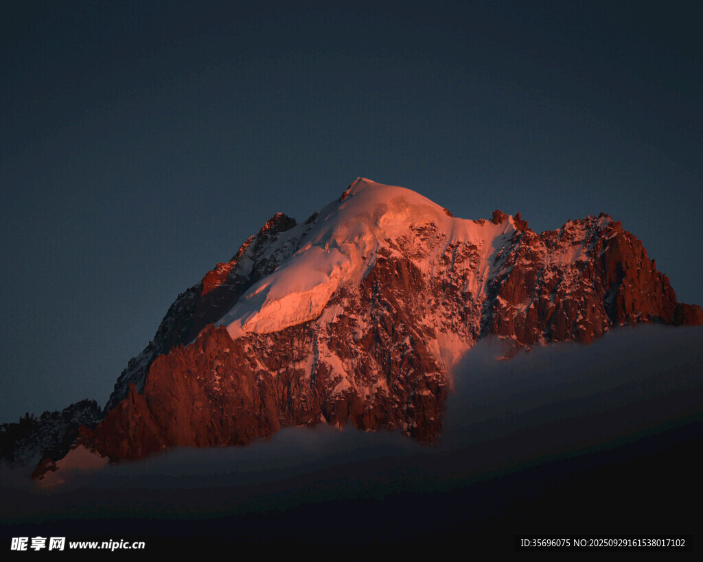 夕陽(yáng)下的壯麗雪山