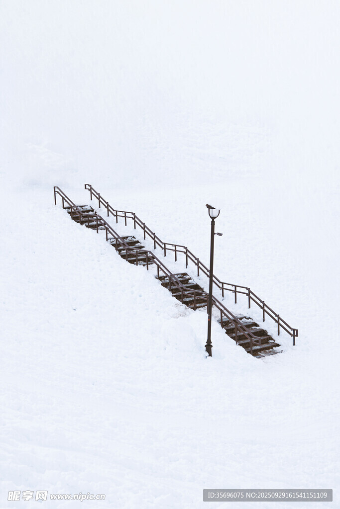 雪坡上的木質(zhì)階梯與燈桿