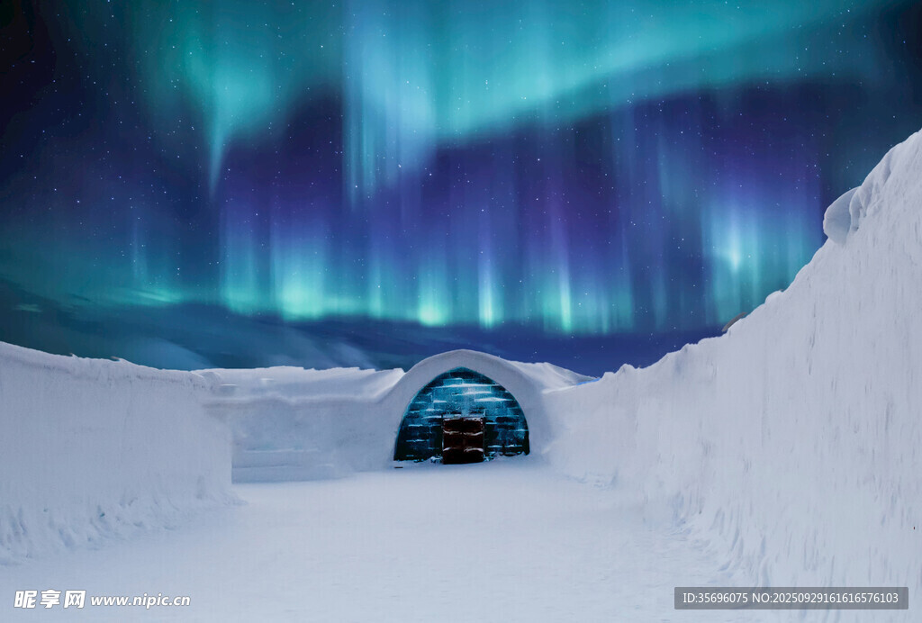 極光下的冰雪小屋