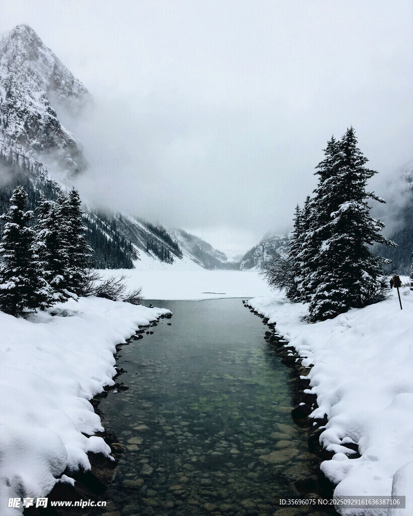 冬日雪覆溪流山林美景