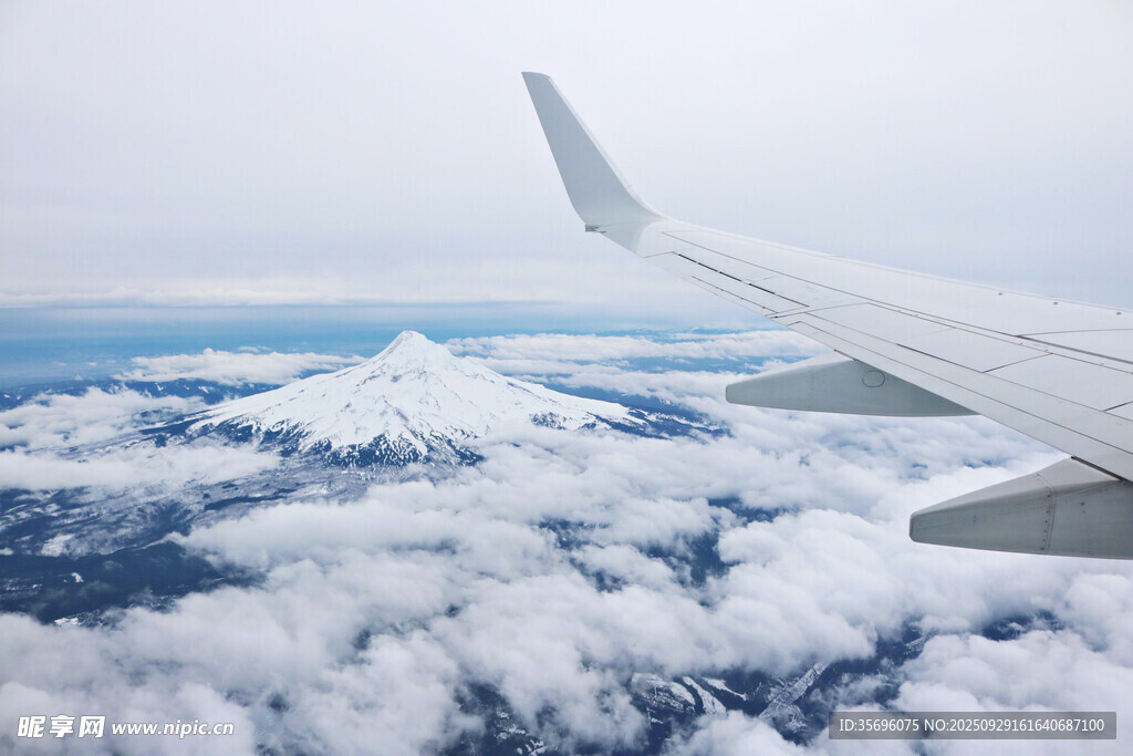 機(jī)窗外的雪山云海美景