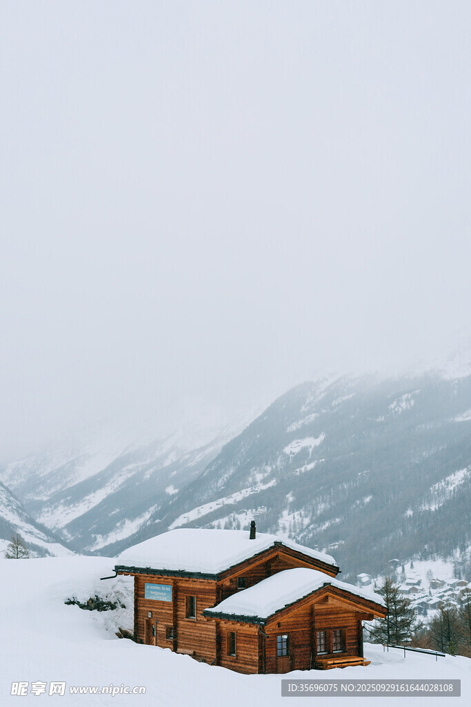 雪中山間木屋