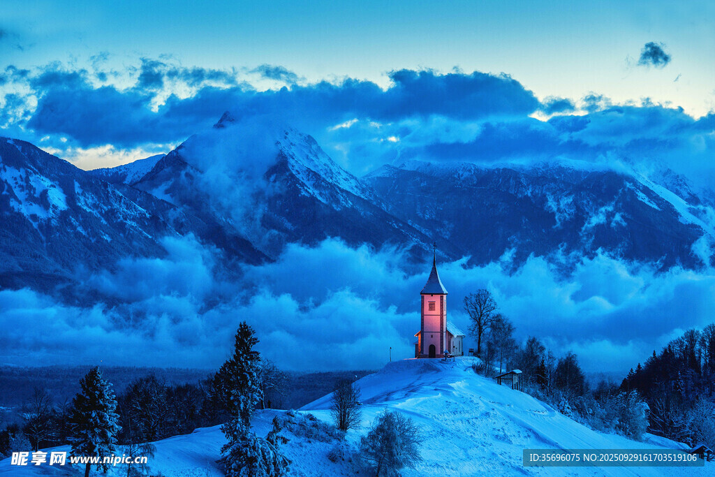 雪山之巔的壯麗燈塔景觀