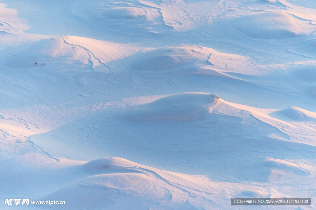 空中俯瞰連綿雪山美景