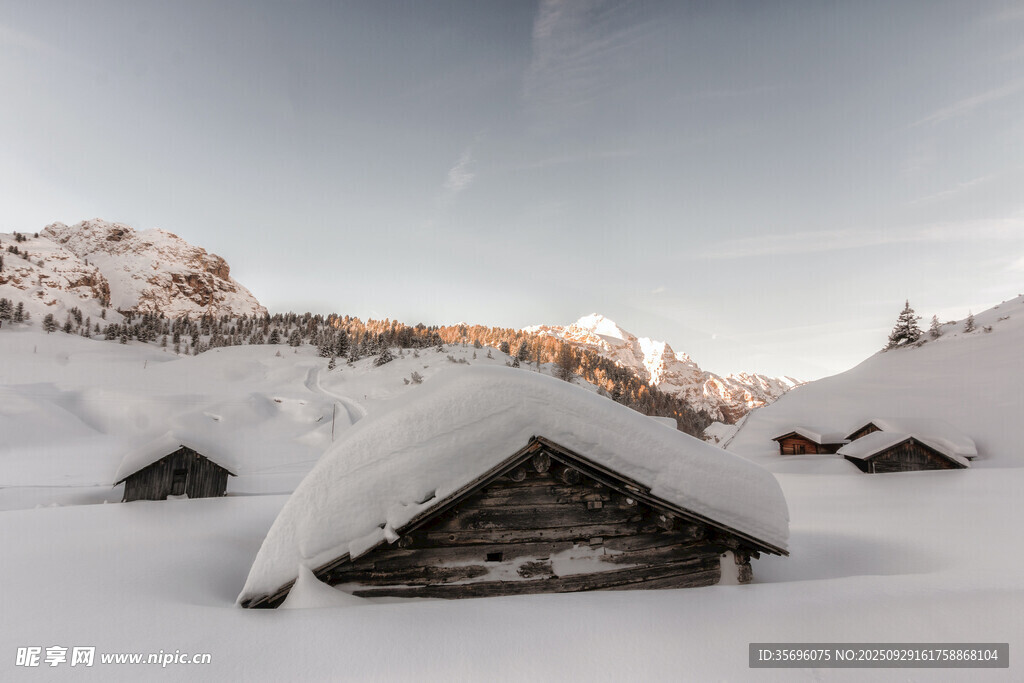 雪覆山間木屋美景