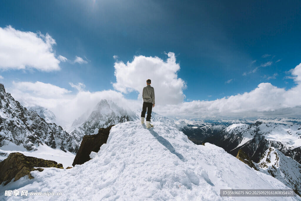 雪山之巔的孤獨攀登者