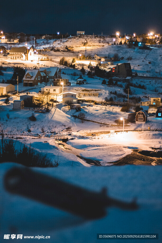 雪夜中的燈火小鎮(zhèn)