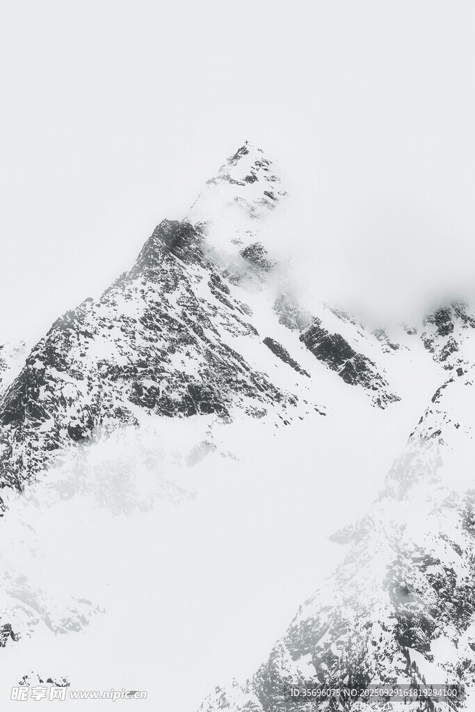 巍峨雪山云霧繚繞
