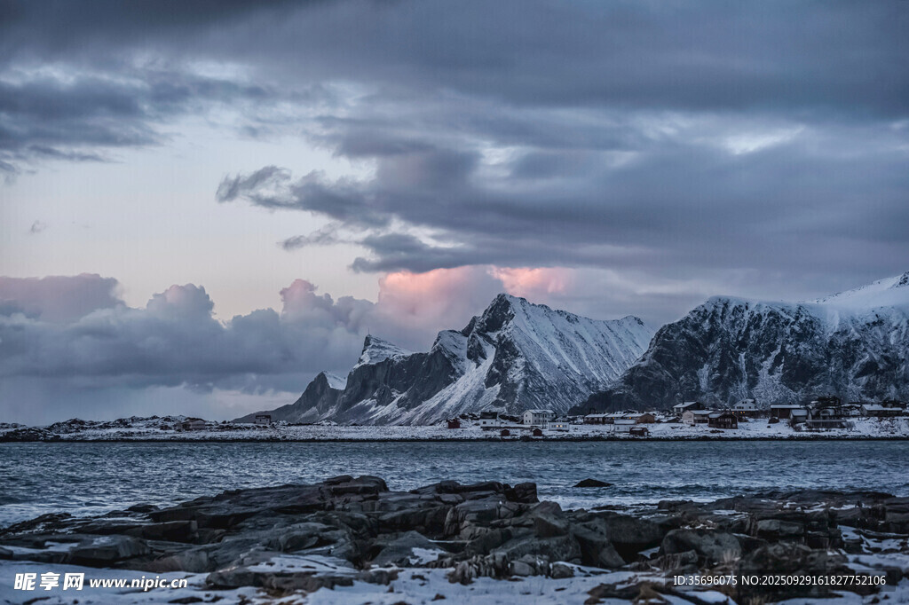 雪山海岸的壯麗黃昏景象