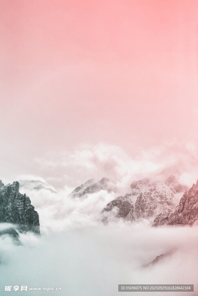 云海中的壯麗山巒景觀