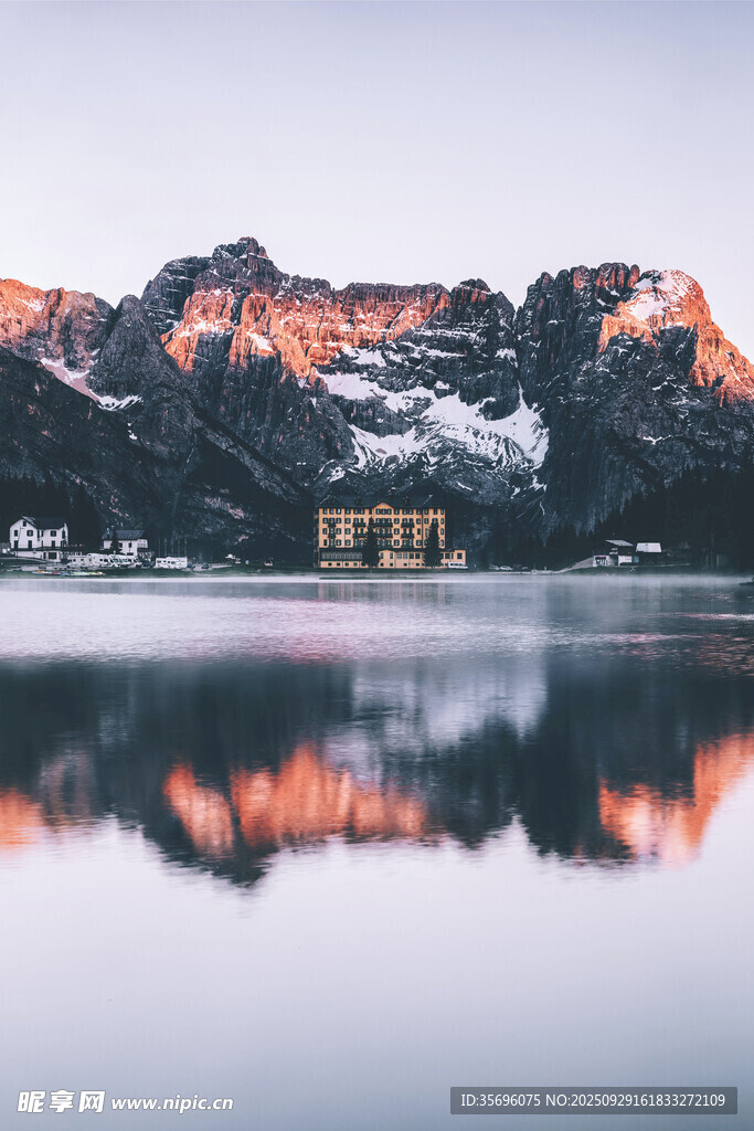 雪山湖景倒影如畫