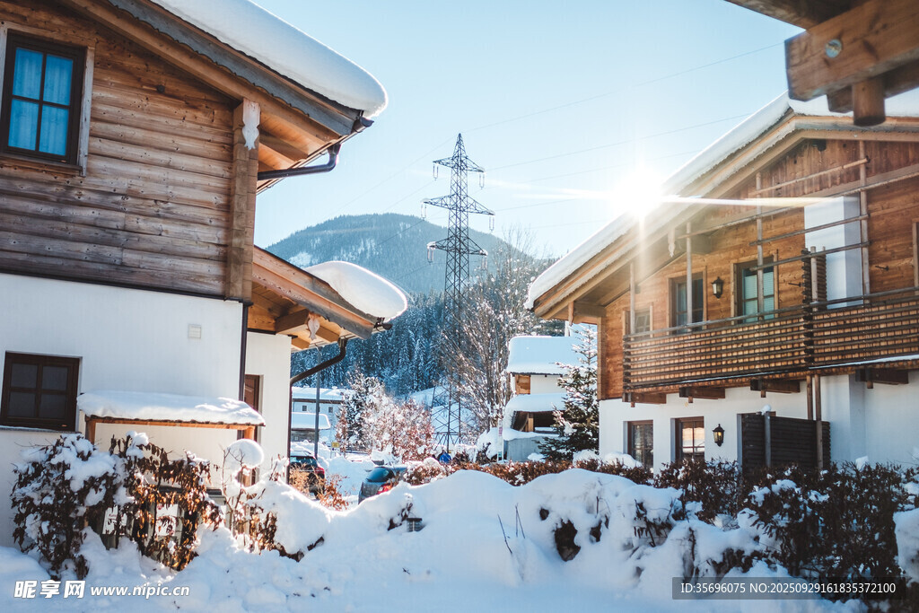 冬日雪景中的溫馨木屋