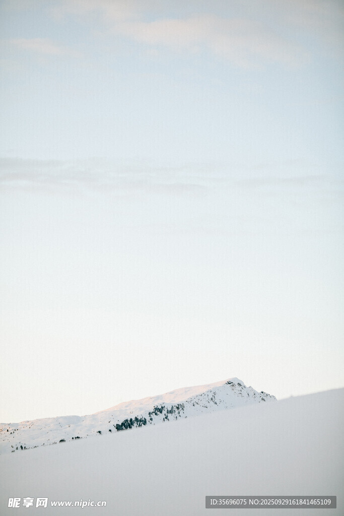 雪覆遠(yuǎn)山景