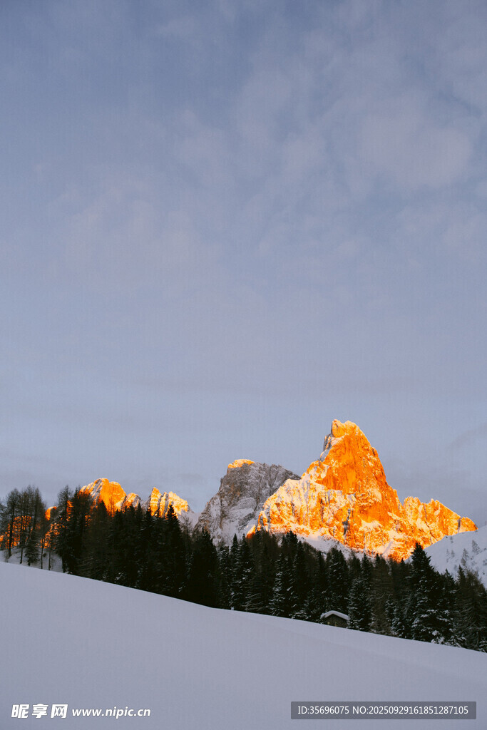 雪山夕照美景