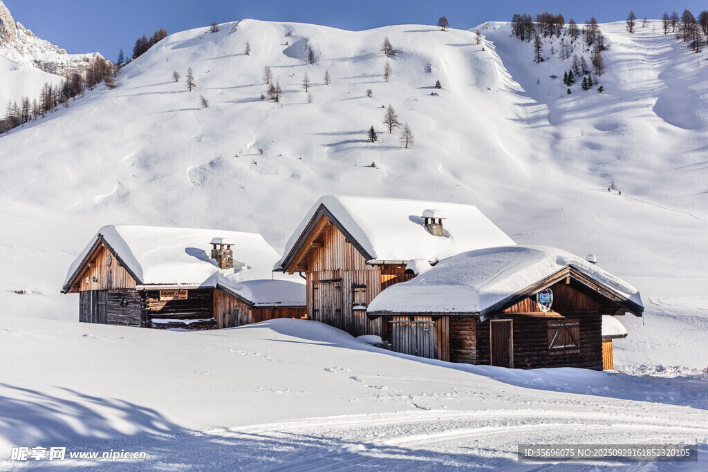 雪山下的木屋美景