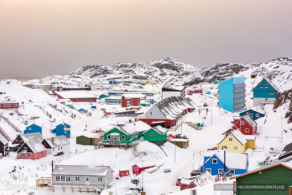 雪中小鎮(zhèn)多彩房屋景觀
