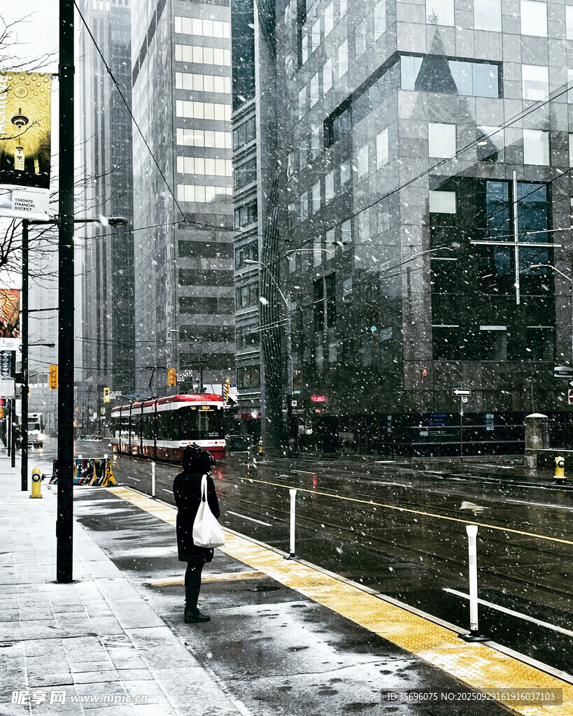 雨中城市街道行人撐傘