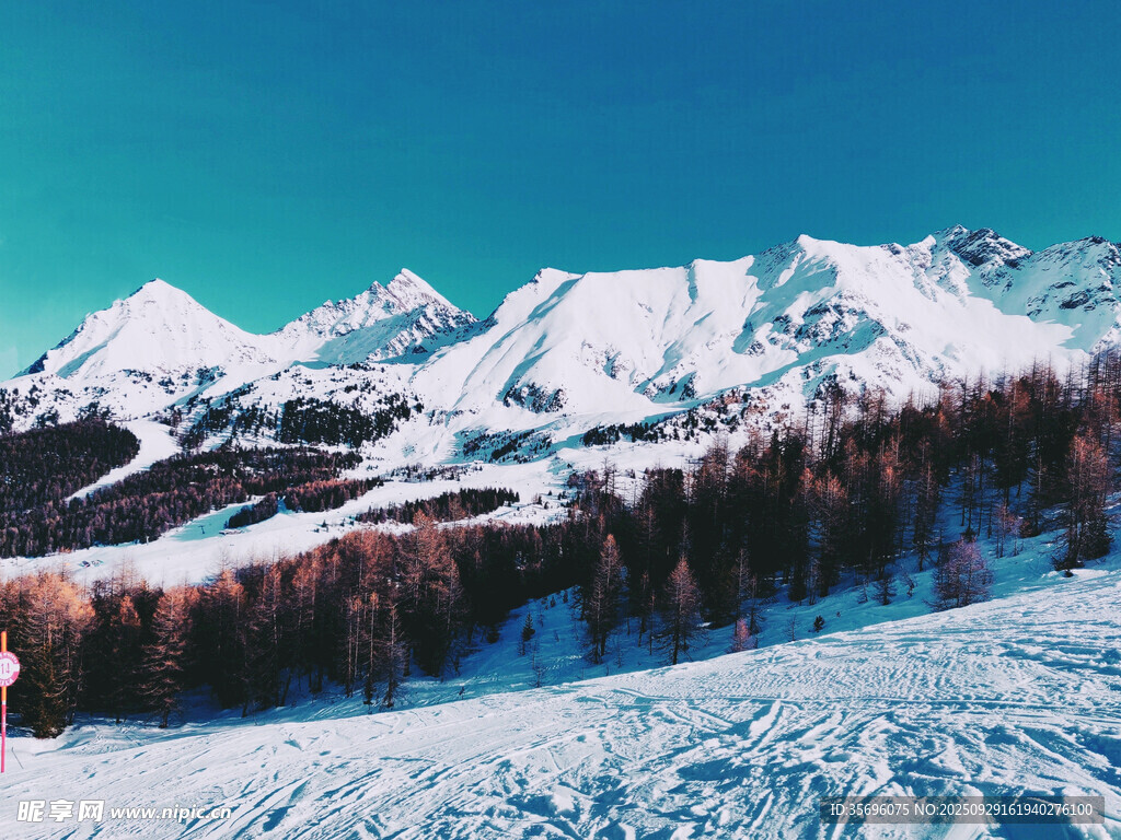 雪山滑雪場(chǎng)景