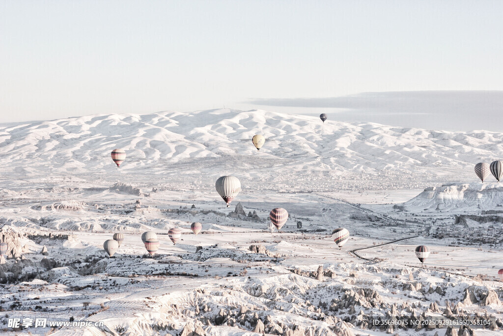 雪地風(fēng)箏運(yùn)動(dòng)壯觀場(chǎng)景