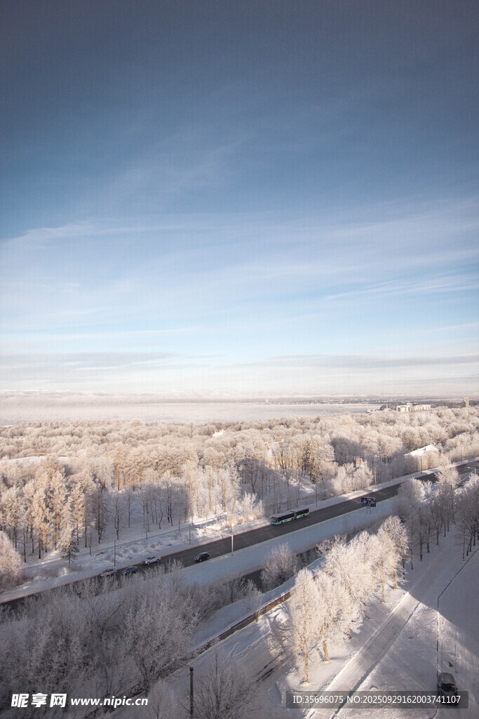 高空俯瞰冰雪覆蓋的大地