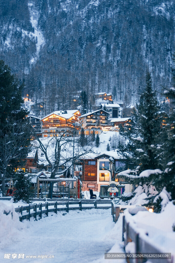 雪覆山村美景