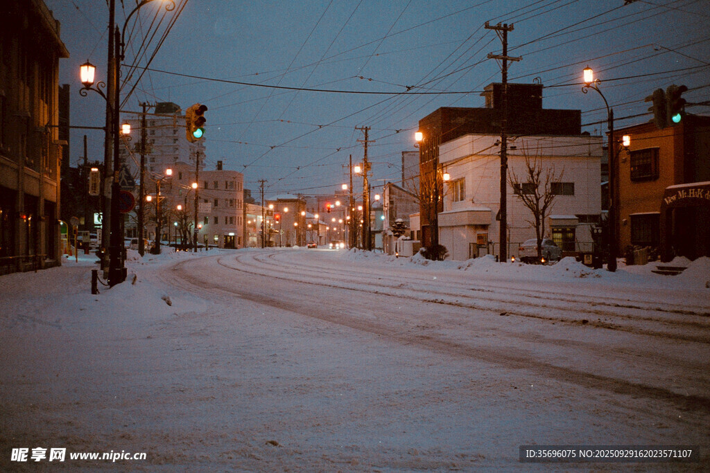 雪夜中的城市街道景象