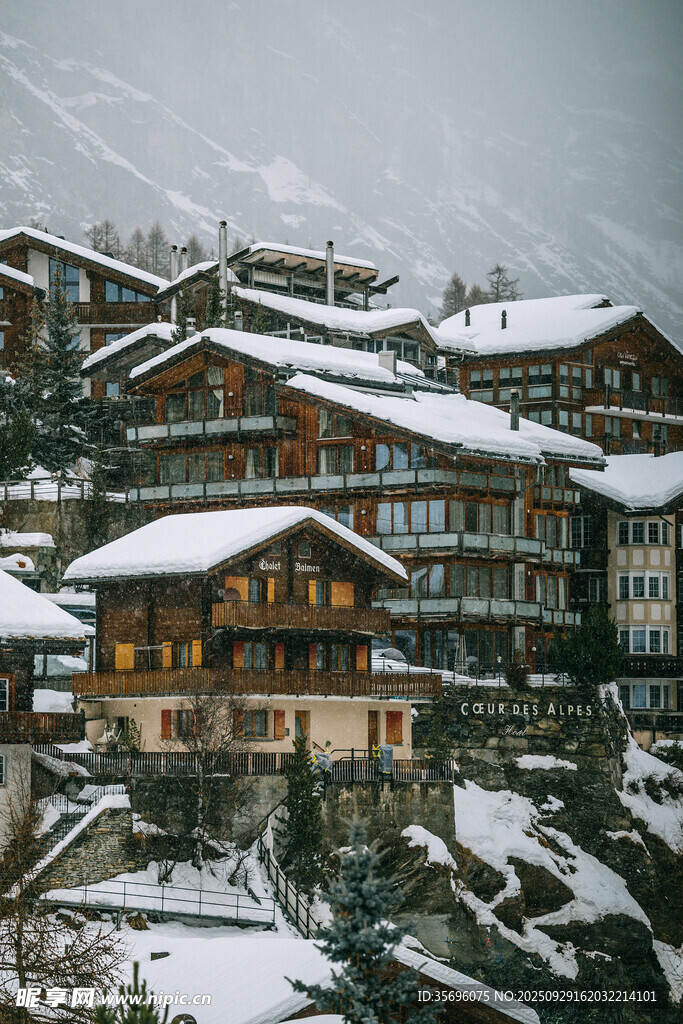 雪覆山間木屋美景