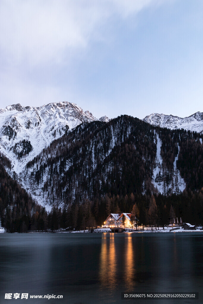 雪山湖畔的靜謐美景