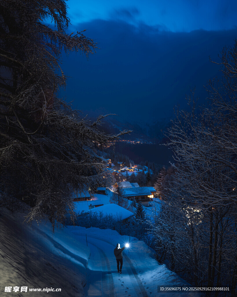 雪夜山谷中的溫馨燈火