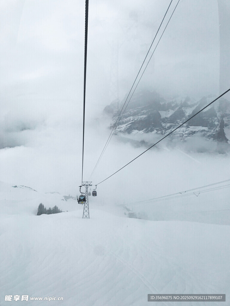 雪山纜車穿梭于云霧間