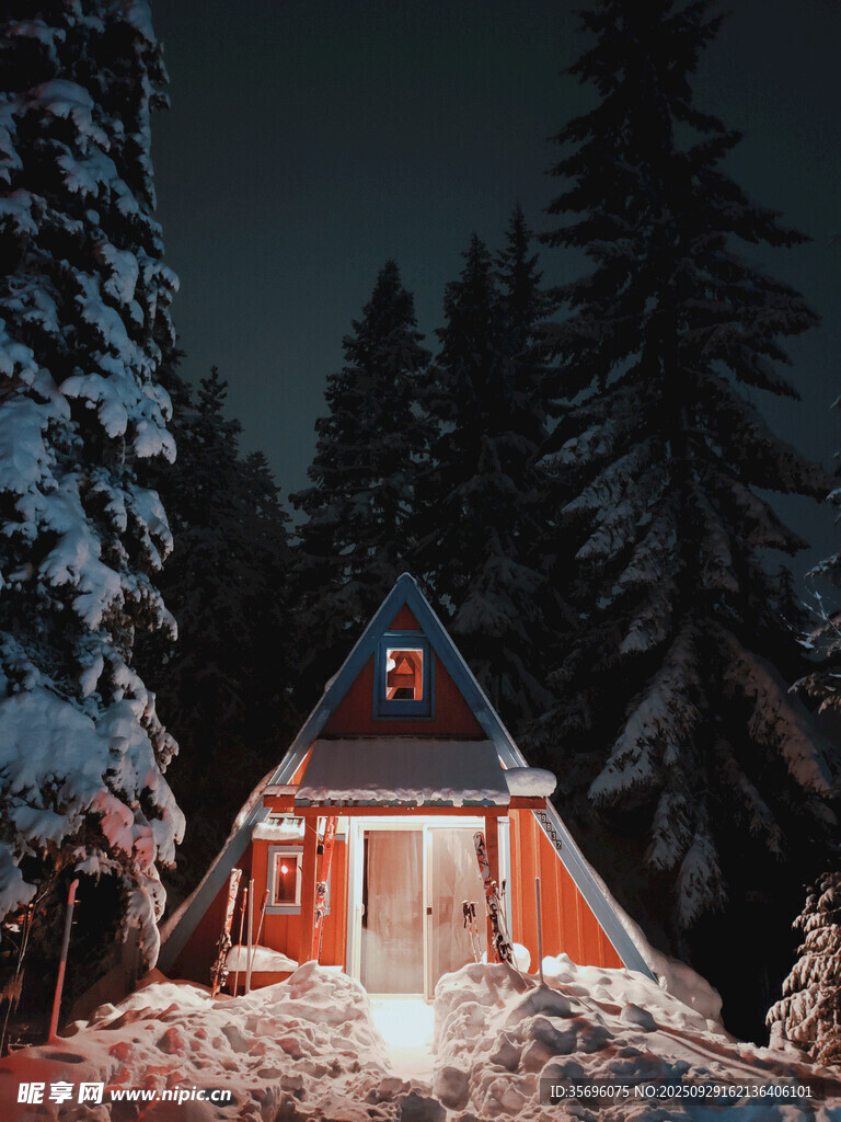 雪夜中的溫馨小木屋