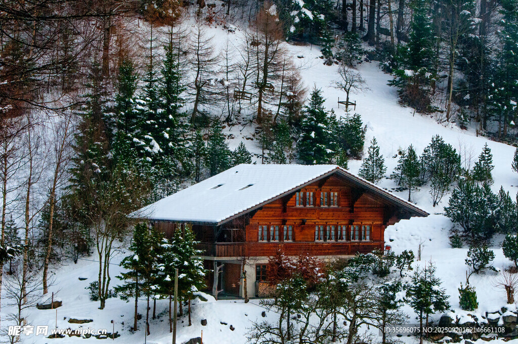 雪覆山間木屋美景