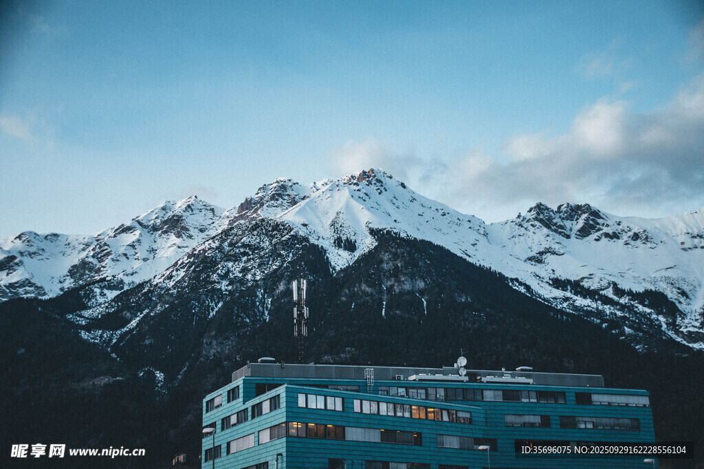 雪山下的現(xiàn)代建筑景觀