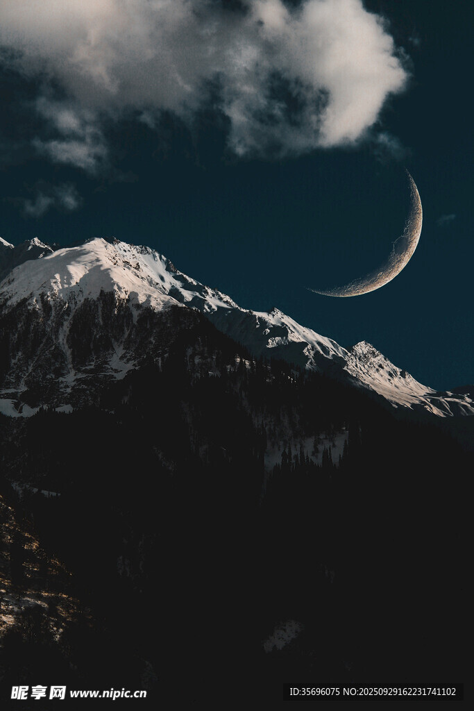 月夜下的巍峨雪山