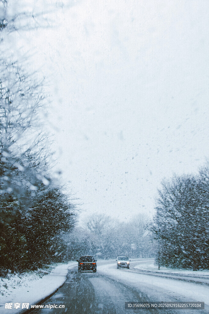 雪天公路行車(chē)景象