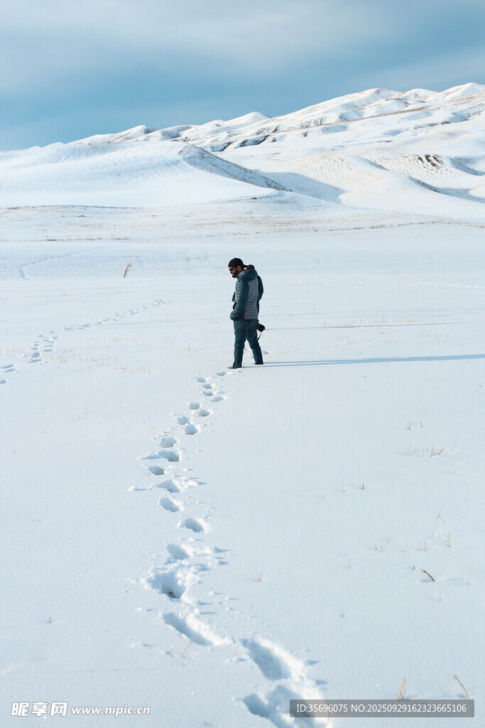 雪地獨(dú)行的跋涉者