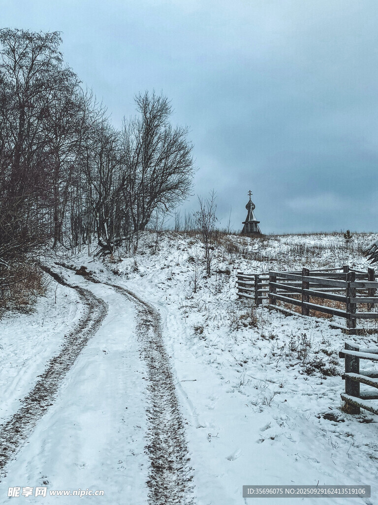 冬日雪中小路風景