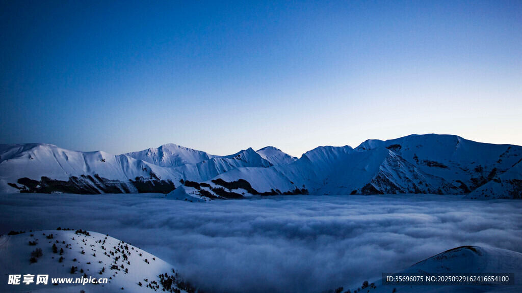 雪山云海壯麗風(fēng)光