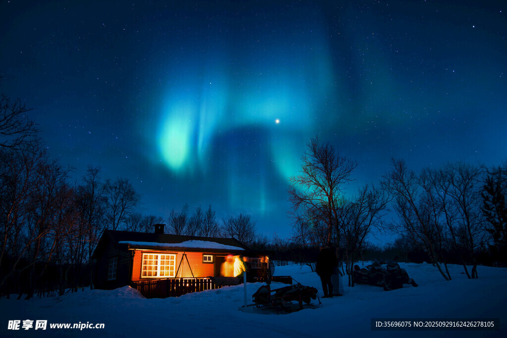 雪夜小屋旁的絢爛極光