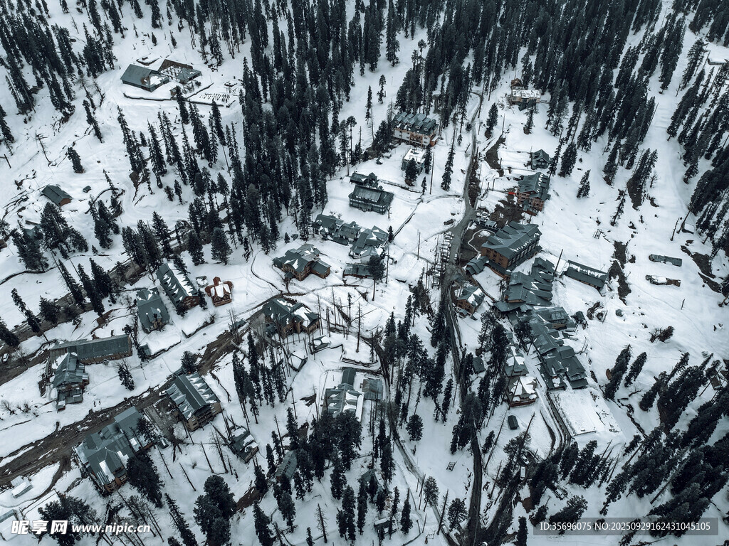 俯瞰冬日雪覆山林景觀