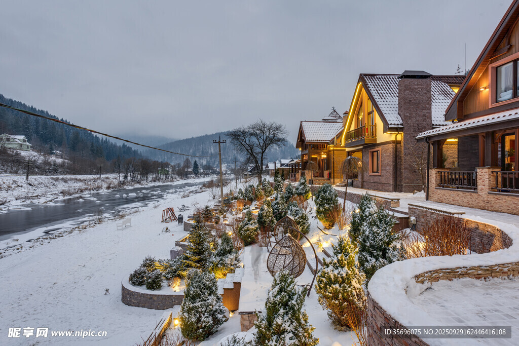 冬日雪景中的溫馨度假小屋