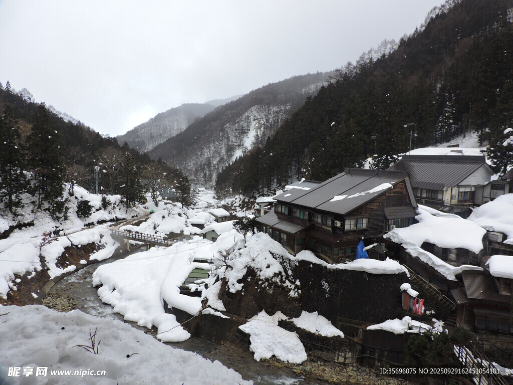 雪覆山村美景
