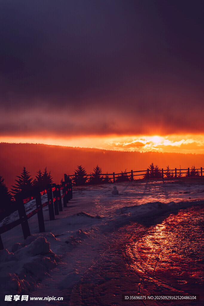 冬日夕陽(yáng)下的雪地圍欄美景