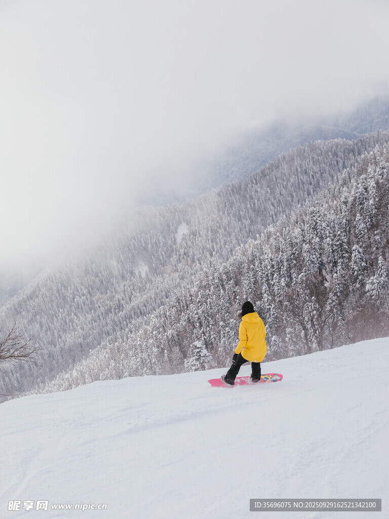 雪山上的單板滑雪者