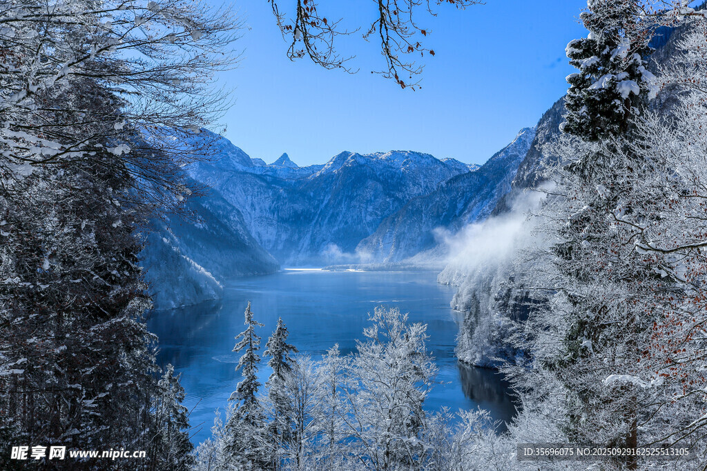 冬日雪覆山林湖泊美景