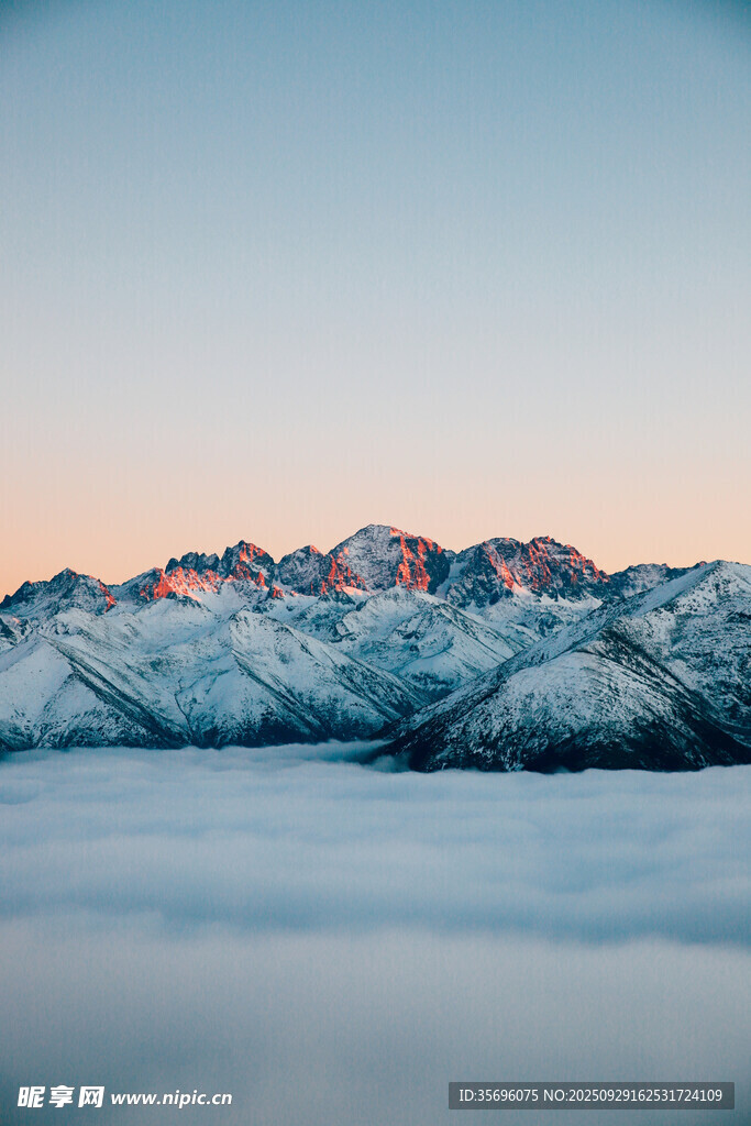 云海之上的壯麗雪山