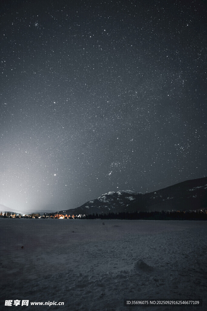 夜幕下的靜謐湖畔星空