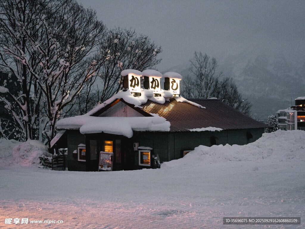 雪夜中的溫馨小屋