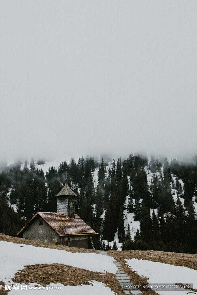 雪覆山林中的古樸小屋