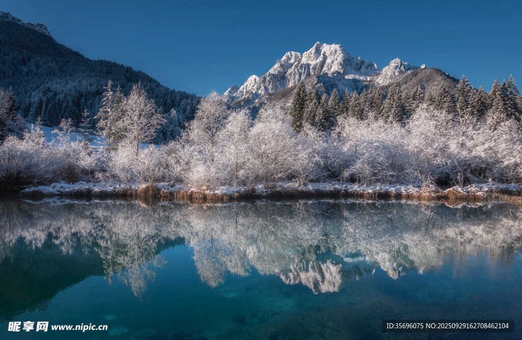 雪山湖泊的靜謐冬日美景